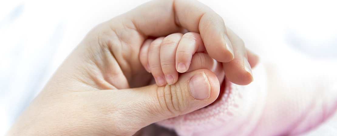 Main nouveau-n&eacute;